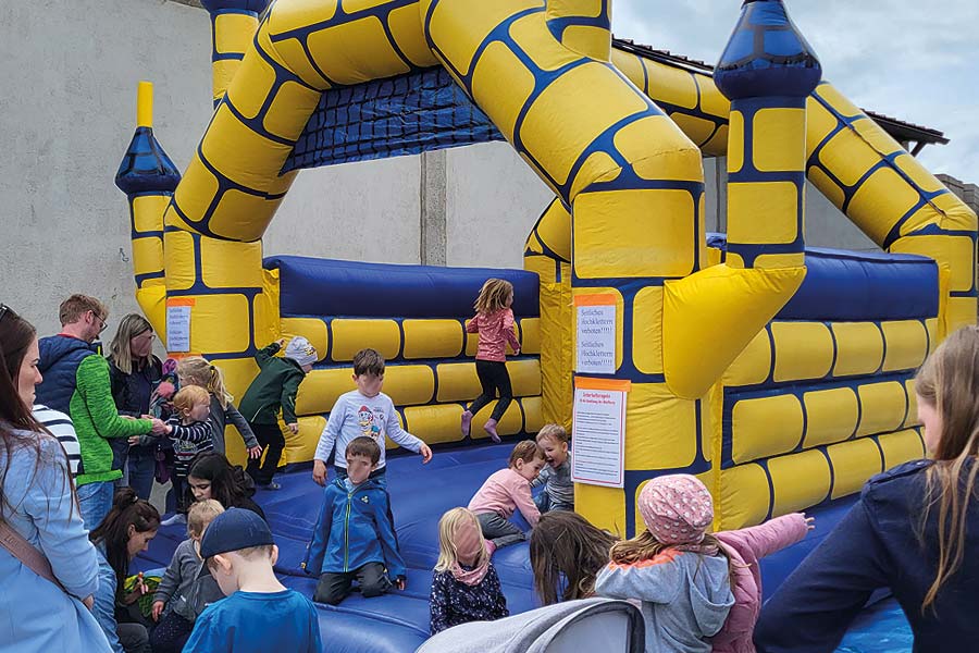 Hüpfburg macht Kindern großen Spaß Hüpfburg macht Kindern großen Spaß