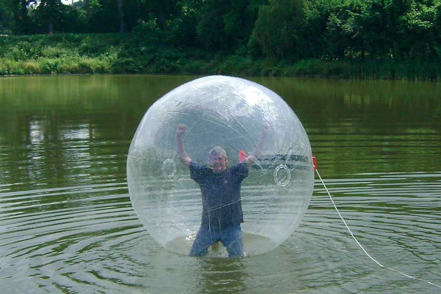 Wasserlaufball mit Zauberer Ernesto